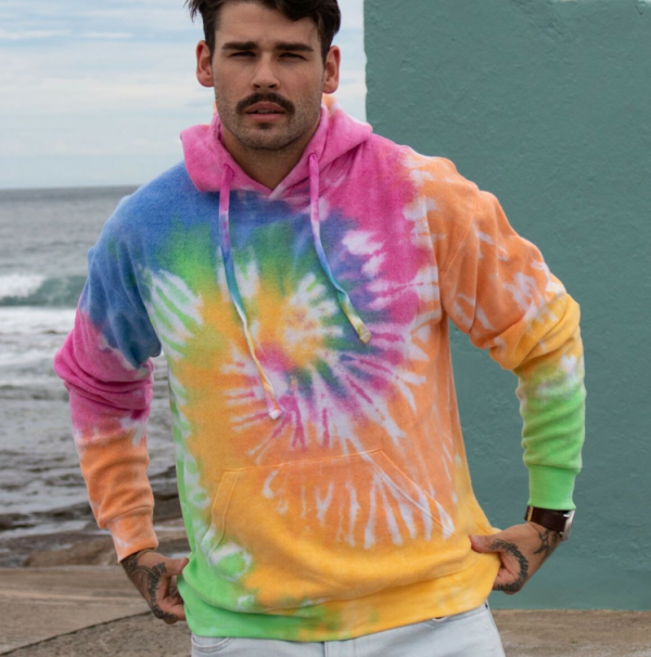 Hoodie dengan motif tie-dye retro